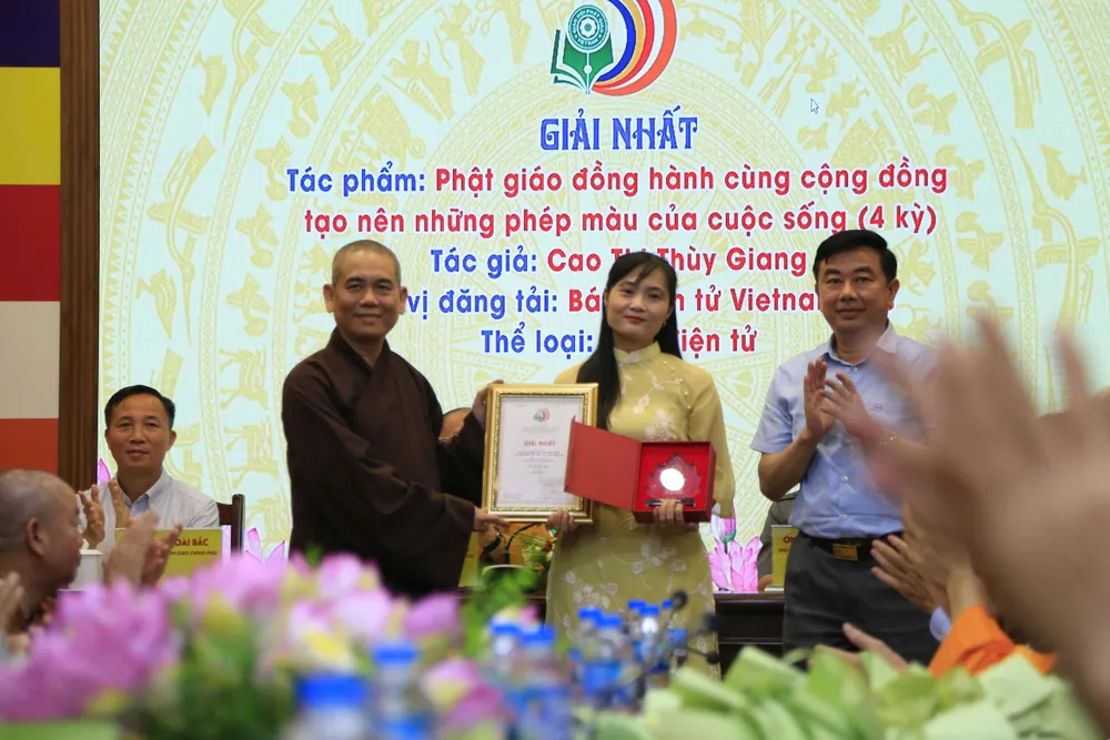 Trao giải cho nhóm tác giả đoạt giải Nhất thể loại báo điện tử. Ảnh: HÀ NGUYỄN 1.jpg