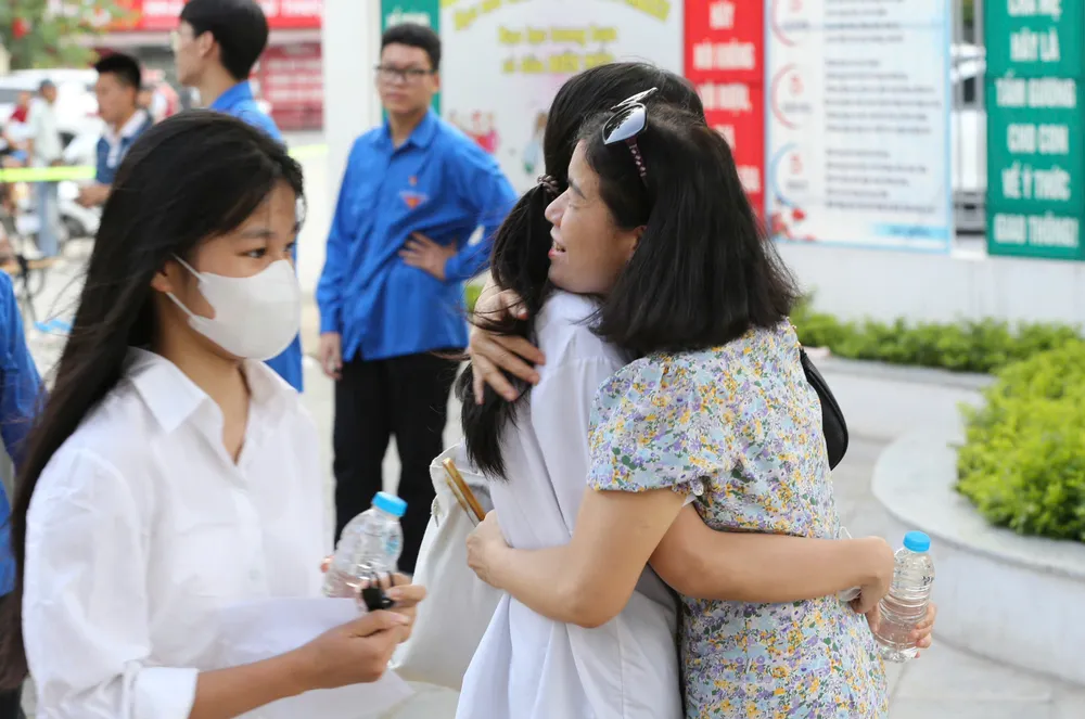 Thí sinh dự thi vào lớp 10 được phụ huynh sát cánh động viên. Ảnh: VIẾT CHUNG 1.jpg