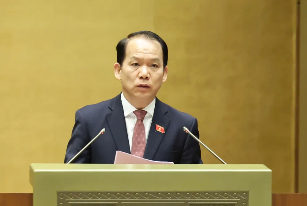 Chủ nhiệm Ủy ban Pháp luật và Tư pháp của Quốc hội Hoàng Thanh Tùng trình bày báo cáo thẩm tra về việc sắp xếp đơn vị hành chính cấp tỉnh năm 2025, sáng 11-6. Ảnh: QUANG PHÚC 1.jpg