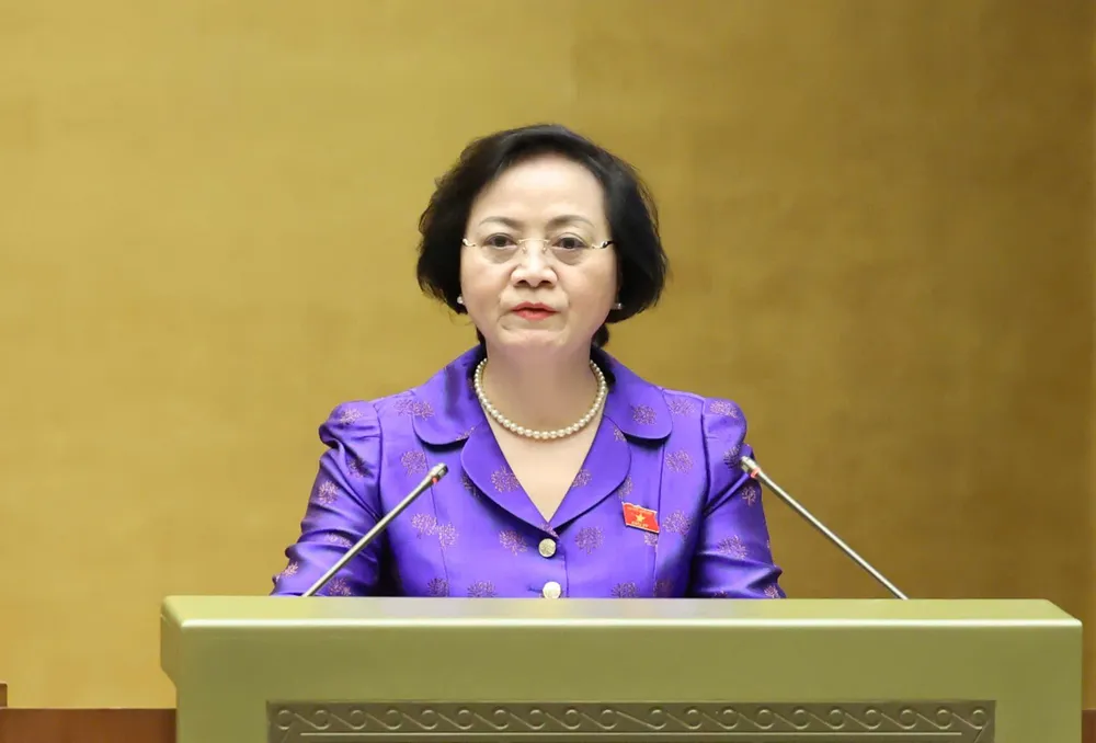 Bộ trưởng Bộ Nội vụ Phạm Thị Thanh Trà trình bày tờ trình về việc sắp xếp đơn vị hành chính cấp tỉnh năm 2025, sáng 11-6. Ảnh: QUANG PHÚC Bộ trưởng Bộ Nội vụ Phạm Thị Thanh Trà trình bày tờ trình về việc sắp xếp đơn vị hành chính cấp tỉnh năm 2025, sáng 11-6. Ảnh QUANG PHÚC.jpg