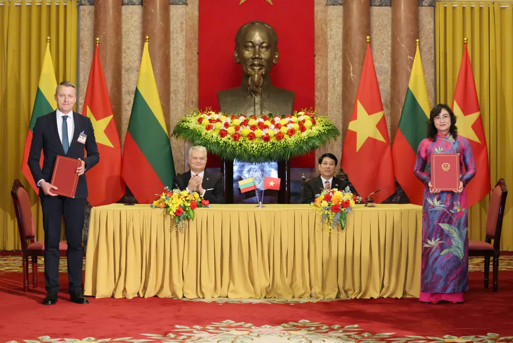 Chủ tịch nước Lương Cường và Tổng thống Gitanas Nauseda chứng kiến lễ ký kết và trao đổi các văn kiện hợp tác giữa hai nước. Ảnh: QUANG PHÚC 1.jpg