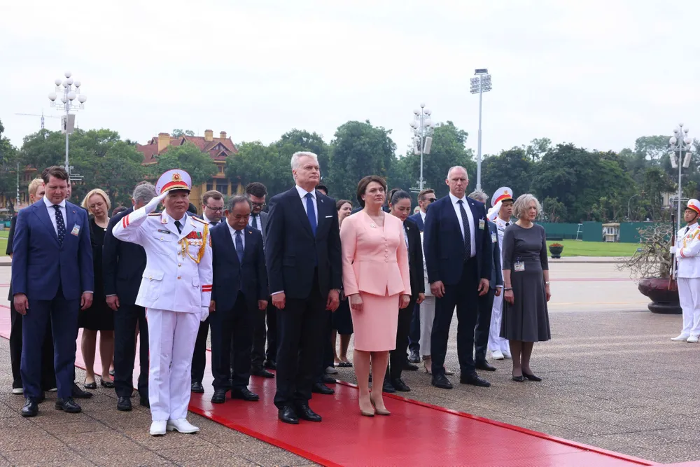 Tổng thống Litva cùng Phu nhân vào Lăng đặt vòng hoa viếng Chủ tịch Hồ Chí Minh. Ảnh: QUANG PHÚC 1.jpg