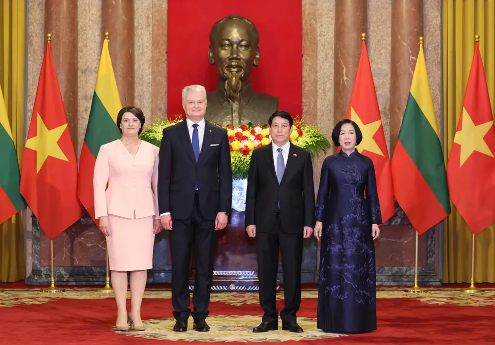Chủ tịch nước Lương Cường và Phu nhân chụp ảnh chung với Tổng thống Gitanas Nauseda và Phu nhân, sáng 12-6. Ảnh QUANG PHÚC.jpg