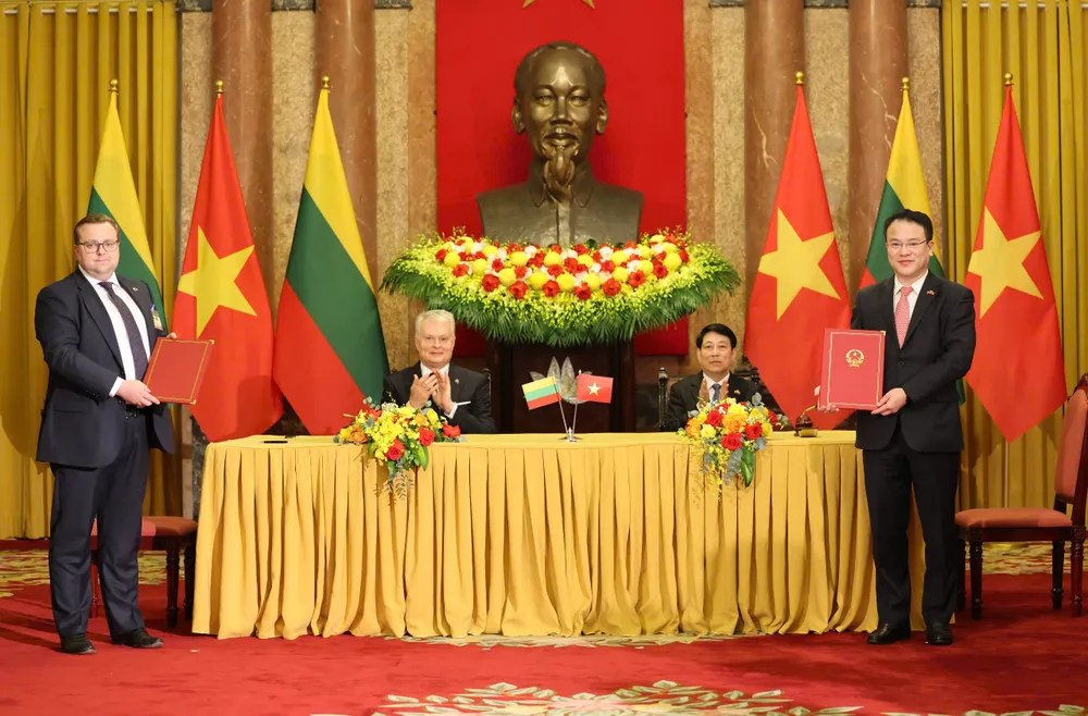 Chủ tịch nước Lương Cường và Tổng thống Gitanas Nauseda chứng kiến lễ ký kết và trao đổi các văn kiện hợp tác giữa hai nước. Ảnh: QUANG PHÚC Chủ tịch nước Lương Cường và Tổng thống Gitanas Nauseda chứng kiến lễ ký kết và trao đổi các văn kiện hợp tác giữa hai nước, sáng 12-6. Ảnh QUANG PHÚC.jpg