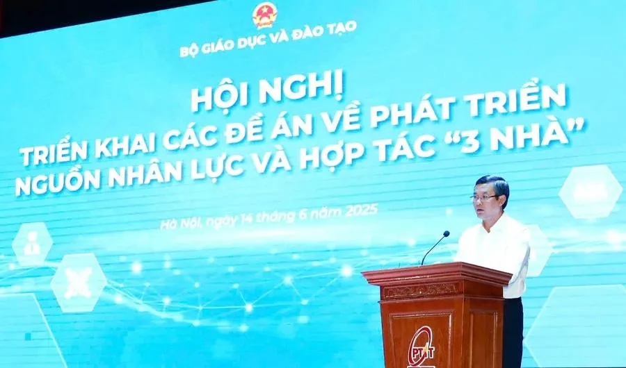 Thứ trưởng Bộ GD-ĐT Nguyễn Văn Phúc phát biểu khai mạc hội nghị 3.jpg