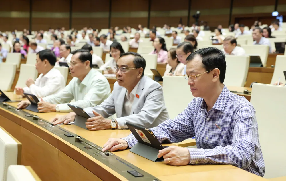Đại biểu Quốc hội bấm nút biểu quyết thông qua luật, sáng 16-6. Ảnh: QUANG PHÚC 1.jpg
