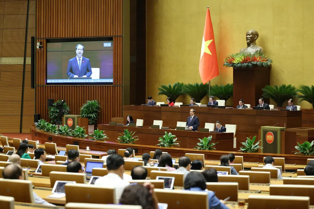 Bộ trưởng Bộ GD-ĐT Nguyễn Kim Sơn trả lời chất vấn. Ảnh: QUANG PHÚC 1.jpg