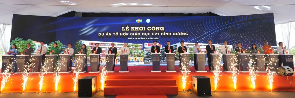 Phó Thủ tướng Mai Văn Chính và các đại biểu thực hiện nghi thức khởi công Tổ hợp giáo dục FPT tại Bình Dương 1.jpg