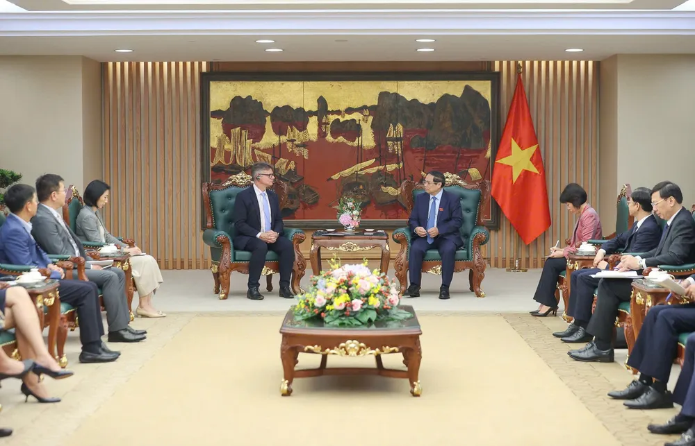 Thủ tướng Phạm Minh Chính tiếp ông Antoine Colin, Phó Chủ tịch cấp cao, phụ trách toàn cầu về chuyển đổi số và chuỗi cung ứng của Tập đoàn HP (Hoa Kỳ), chiều 20-6. Ảnh: VIẾT CHUNG 3.jpg