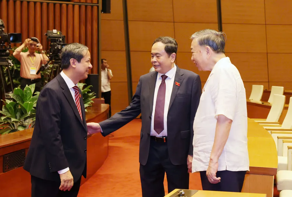 Tổng Bí thư Tô Lâm trao đổi với Chủ tịch Quốc hội Trần Thanh Mẫn và Bộ trưởng Bộ GD-ĐT Nguyễn Kim Sơn tại phiên chất vấn về lĩnh vực giáo dục và đào tạo, sáng 20-6. Ảnh: QUANG PHÚC