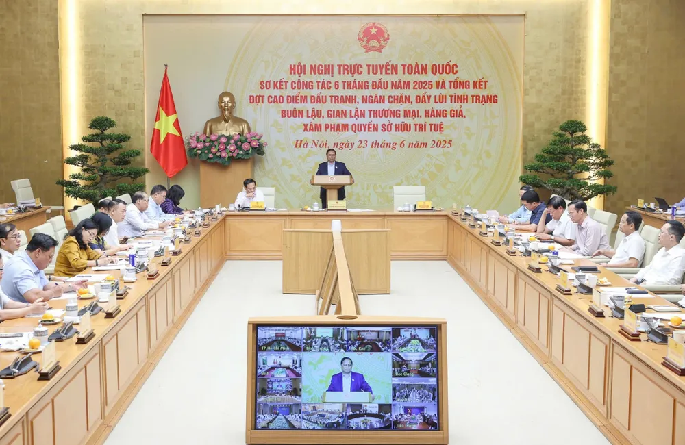 Hội nghị trực tuyến toàn quốc về công tác đấu tranh ngăn chặn, đẩy lùi tình trạng buôn lậu, gian lận thương mại, hàng giả, xâm phạm quyền sở hữu trí tuệ, chiều 23-6. Ảnh: VIẾT CHUNG 1.jpg