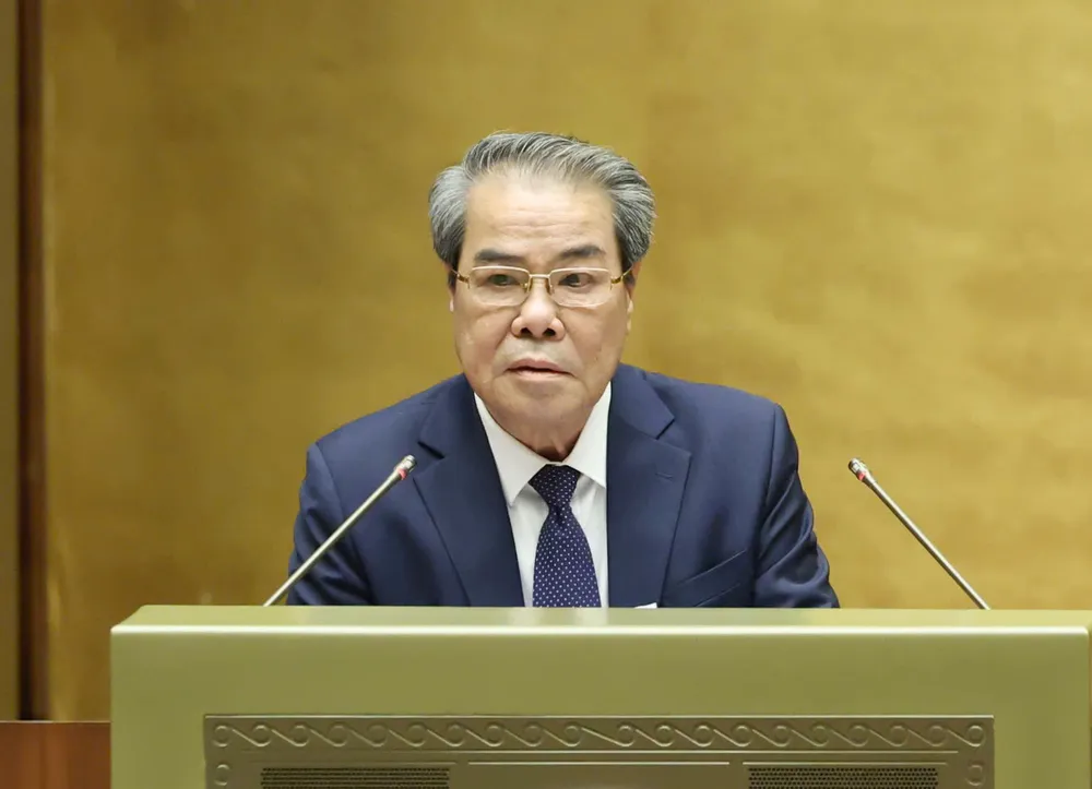 国会人民願望・監督委員会のドゥオン・タン・ビン委員長は、2026年の国会監督プログラムに関する国会決議案について説明、承認、修正する報告書を提出した。写真:クアン・フック 1.jpg