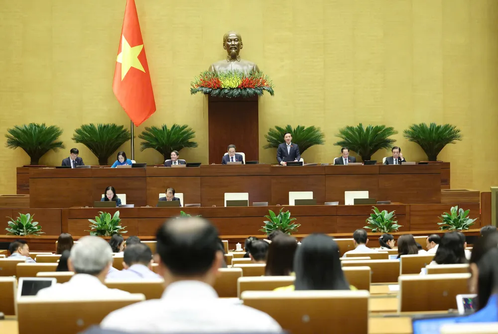 Quốc hội thảo luận tại hội trường, chiều 24-6. Ảnh QUANG PHÚC Quốc hội thảo luận ở hội trường chiều 24-6. Ảnh QUANG PHÚC.jpg