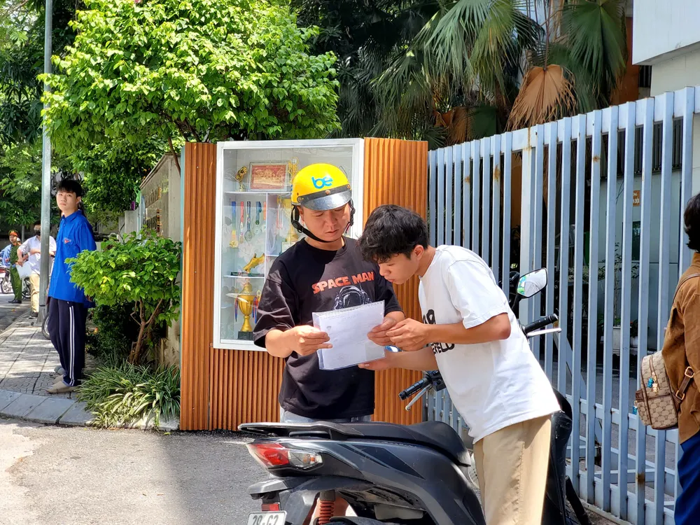 Thí sinh Hà Nội đến làm thủ tục dự thi chiều 25-6 1.jpg