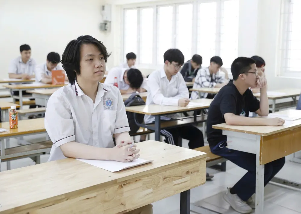 Thí sinh Hà Nội làm thủ tục dự kỳ thi tốt nghiệp THPT năm 2025. Ảnh: VIẾT CHUNG 1.jpg