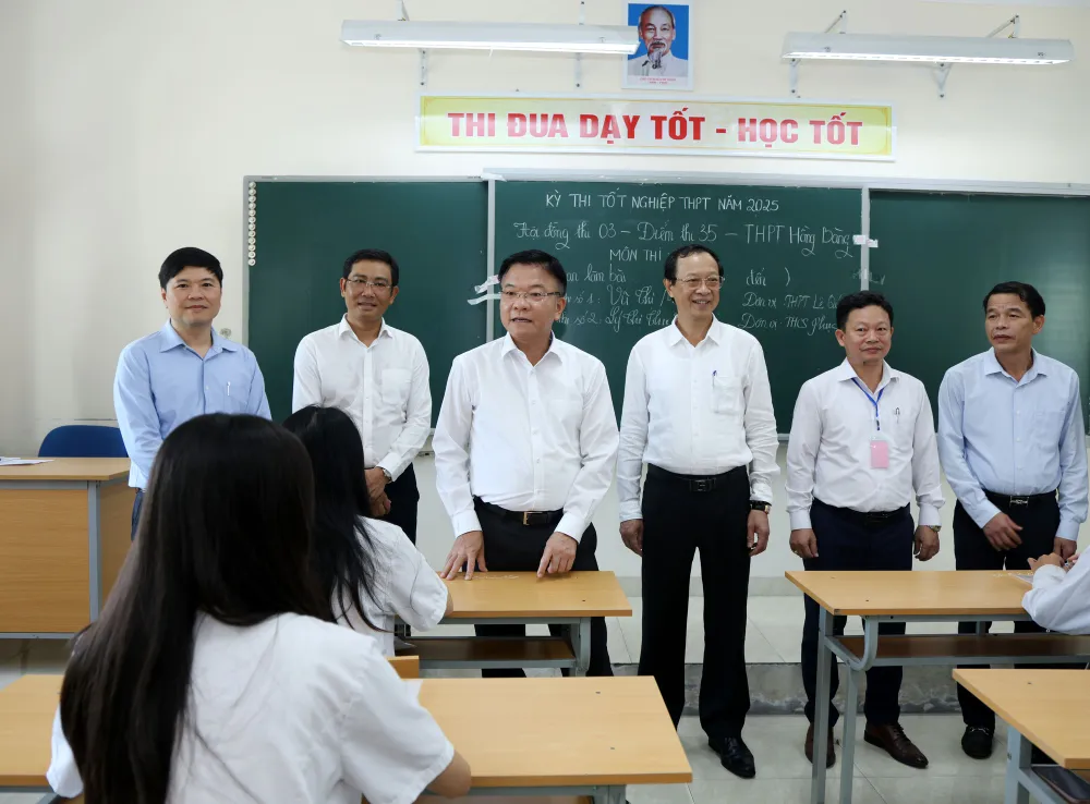 Phó Thủ tướng Lê Thành Long chúc các thí sinh bình tĩnh, tự tin, thi đạt kết quả cao nhất. Ảnh: VIẾT CHUNG Phó Thủ tướng chúc các thí sinh bình tĩnh, tự tin, thi đạt kết quả cao nhất.jpg