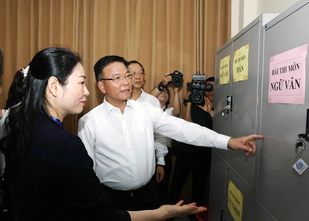 Phó Thủ tướng Lê Thành Long kiểm tra tủ đựng đề thi Phó Thủ tướng kiểm tra tủ cất trữ đề thi.jpg