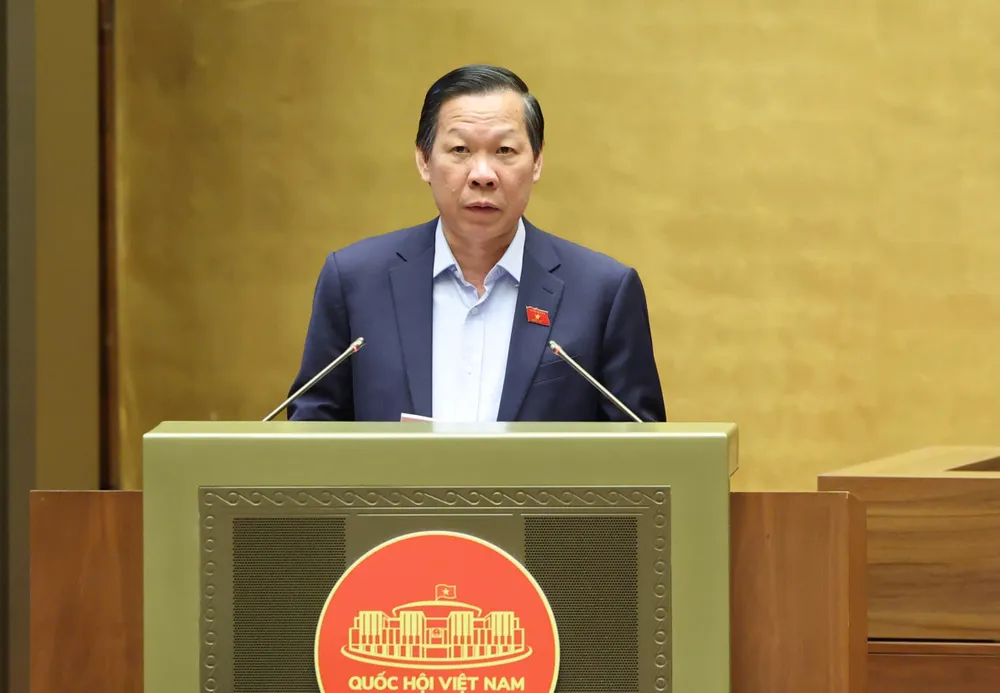 Chủ nhiệm Ủy ban Kinh tế và Tài chính của Quốc hội Phan Văn Mãi trình bày báo cáo giải trình, tiếp thu, chỉnh lý dự thảo Nghị quyết của Quốc hội về miễn thuế sử dụng đất nông nghiệp, chiều 26-6. Ảnh: QUANG PHÚC 1.jpg