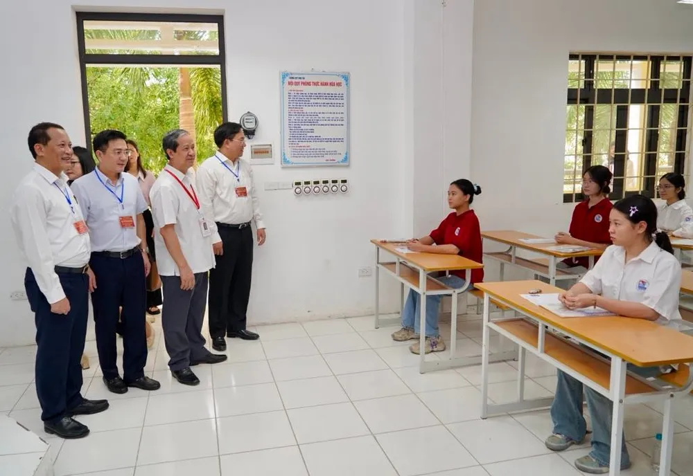 Bộ trưởng Bộ GD-ĐT chúc thí sinh hoàn thành tốt bài thi, đạt nguyện vọng vào đại học ảnh 2 1.jpg