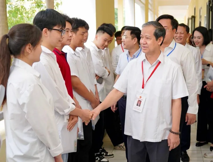 Bộ trưởng Nguyễn Kim Sơn động viên thí sinh tại điểm thi Trường THPT Hai Bà Trưng (Vĩnh Phúc). 2.jpg