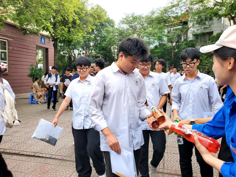 Thí sinh được tình nguyện viên chăm sóc khi ra khỏi phòng thi 6.jpg