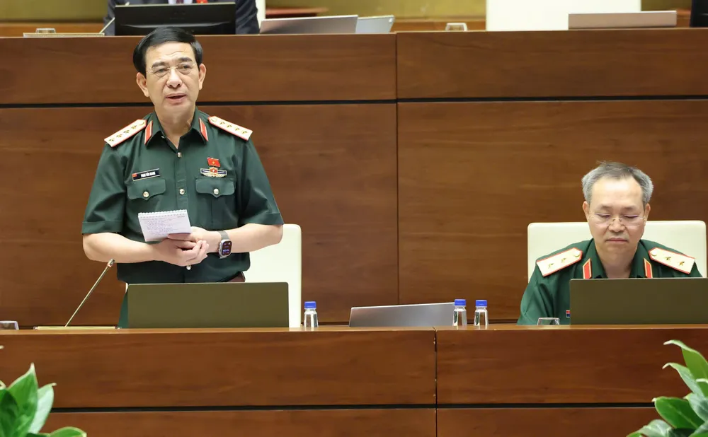 Bộ trưởng Bộ Quốc phòng Phan Văn Giang phát biểu giải trình ý kiến đại biểu. Ảnh: QUANG PHÚC Bộ trưởng Bộ Quốc phòng Phan Văn Giang phát biểu giải trình, làm rõ một số vấn đề đại biểu Quốc hội nêu.jpg