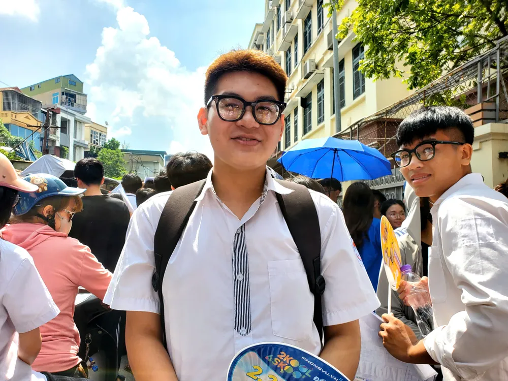 Thí sinh Nguyễn Văn Long (Trường THPT Hòa Bình-La Trobe) Thí sinh Đỗ Ngọc Bảo Anh ( Trường THPT Đoàn Kết - Hai Bà Trưng). Ảnh HÀ NGUYỄN.jpg