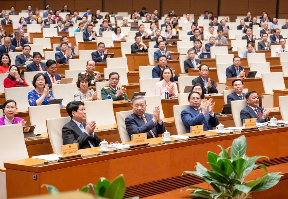 Tổng Bí thư Tô Lâm, Chủ tịch nước Lương Cường, Thủ tướng Phạm Minh Chính và các đại biểu dự phiên bế mạc kỳ họp, sáng 27-6. Ảnh: VIẾT CHUNG 1.jpg