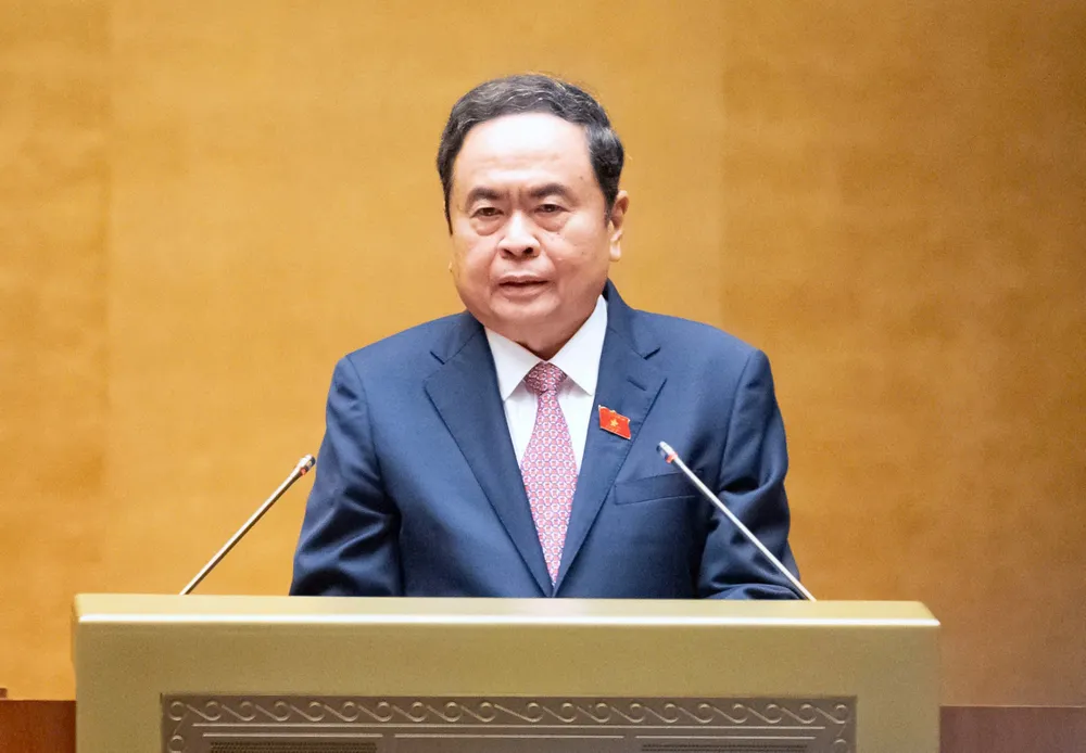 ประธานรัฐสภา ทราน ทันห์ มาน กล่าวสุนทรพจน์ปิดการประชุมเมื่อเช้าวันที่ 27 มิถุนายน ภาพ: VIET CHUNG 2.jpg