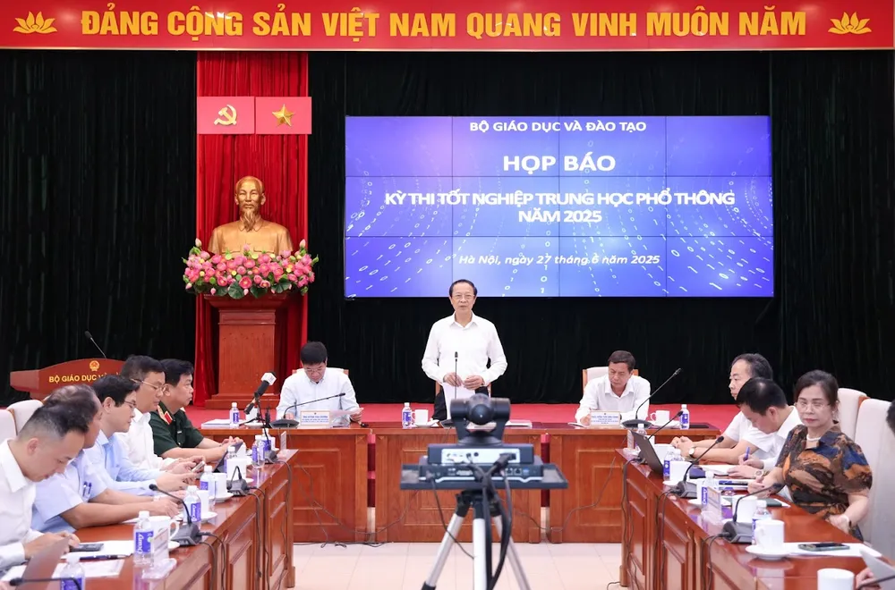 Quang cảnh buổi họp báo Thứ trưởng Thường trực Bộ GD-ĐT Phạm Ngọc Thưởng phát biểu tại họp báo.jpg