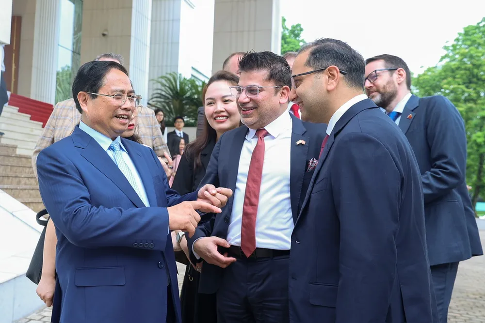 Thủ tướng và đại diện các doanh nghiệp Anh quốc. Ảnh: VIẾT CHUNG 2.jpg