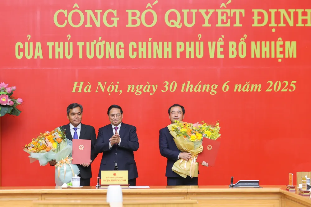 Thủ tướng Phạm Minh Chính trao các quyết định điều động và bổ nhiệm ông Trần Đức Thắng (phải) và ông Hồ Văn Niên (trái)