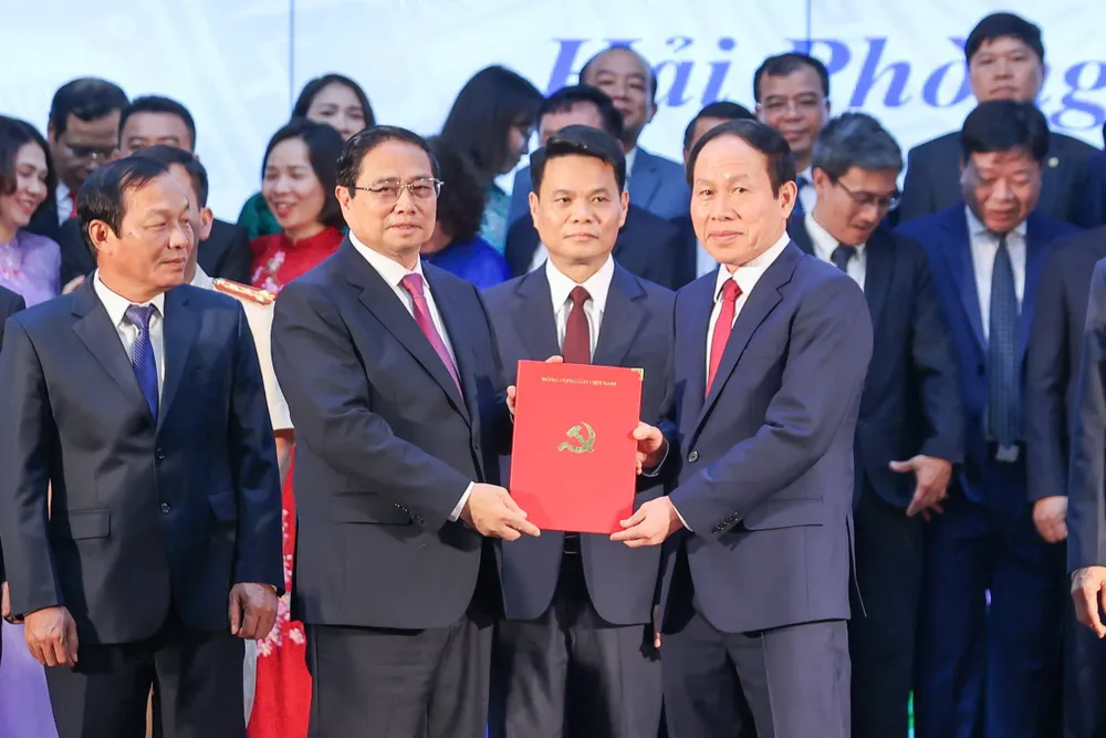 Thủ tướng Phạm Minh Chính trao quyết định cho đồng chí Lê Tiến Châu, Bí thư Thành ủy Hải Phòng mới nhiệm kỳ 2020-2025. Ảnh: VIẾT CHUNG 1.jpg