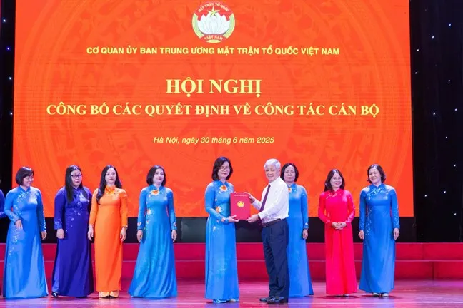 Đồng chí Đỗ Văn Chiến trao quyết định cho đại diện các đơn vị 2.jpg