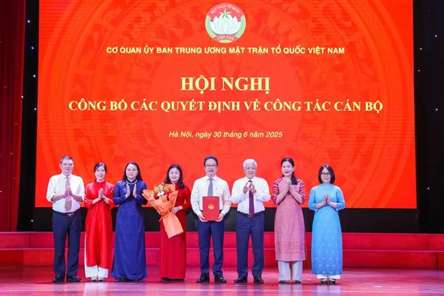 Đồng chí Đỗ Văn Chiến trao quyết định cho các đơn vị hủ tịch Đỗ Văn Chiến trao Quyết định cho Ban Dân tộc - Tôn giáo.jpg