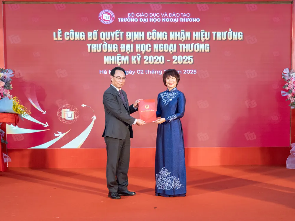 Thứ trưởng Bộ GD-ĐT Hoàng Minh Sơn trao quyết định cho PGS-TS Phạm Thu Hương 1.jpg
