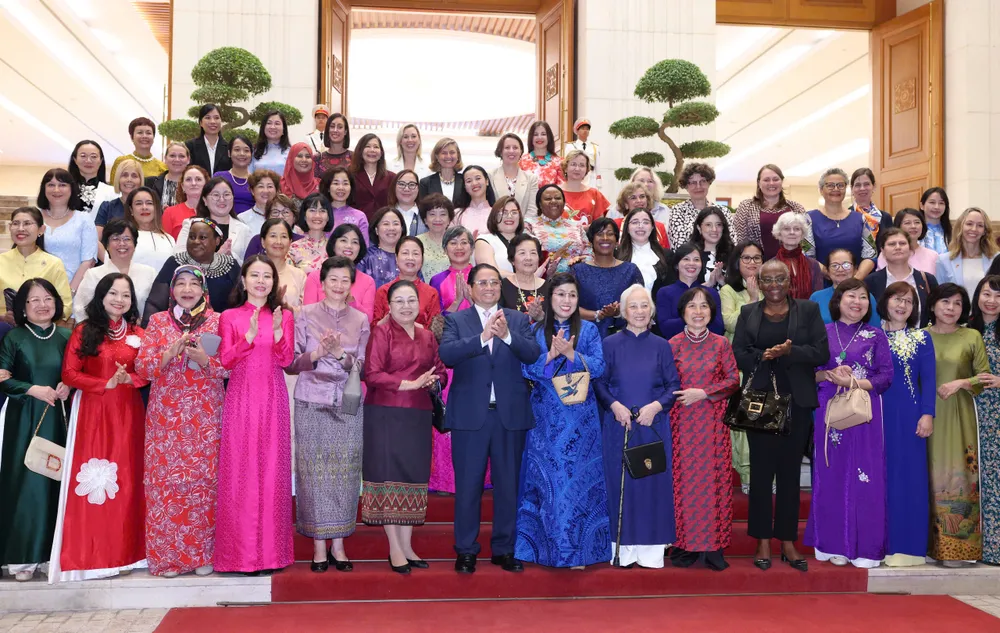 Thủ tướng Phạm Minh Chính và Phu nhân Lê Thị Bích Trân chụp ảnh chung với các nhà ngoại giao nữ Việt Nam và quốc tế. Ảnh: QUANG PHÚC 1.jpg