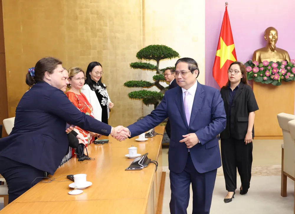 Thủ tướng Phạm Minh Chính trao đổi với các nhà ngoại giao nữ. Ảnh: QUANG PHÚC 2.jpg