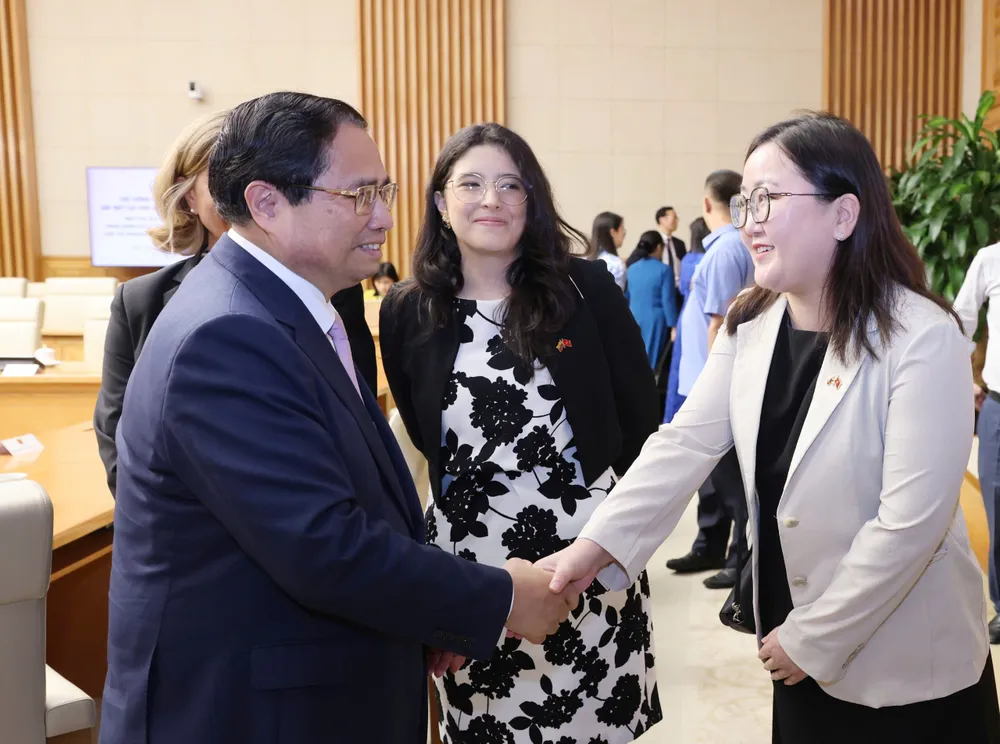 Thủ tướng Phạm Minh Chính trao đổi với các nhà ngoại giao nữ. Ảnh: QUANG PHÚC 3.jpg