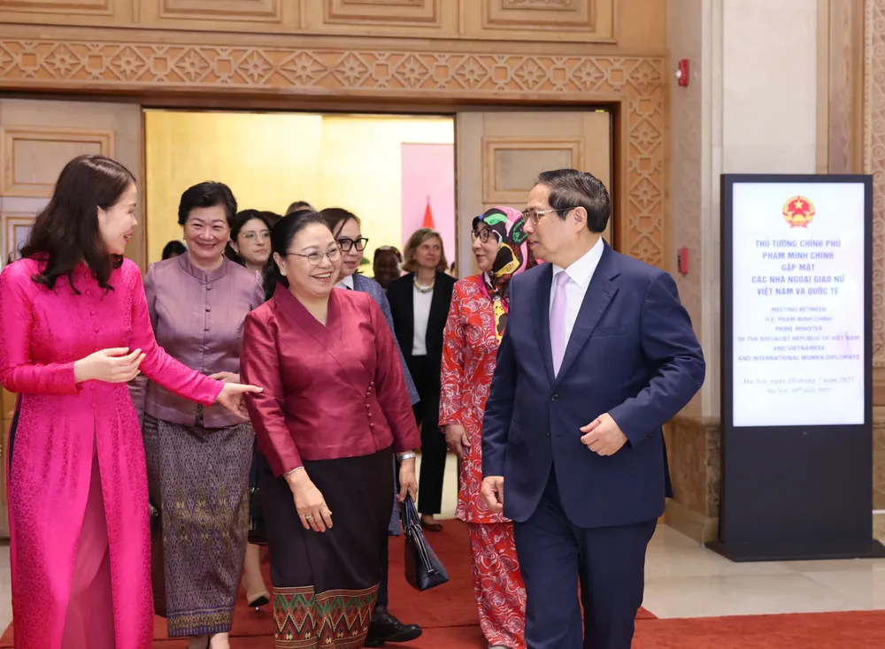 Thủ tướng Phạm Minh Chính trao đổi với các nhà ngoại giao nữ. Ảnh: QUANG PHÚC 4.jpg