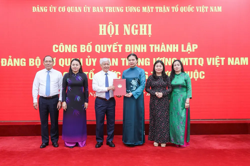 Đồng chí Đỗ Văn Chiến, Ủy viên Bộ Chính trị, Bí thư Trung ương Đảng, Bí thư Đảng ủy MTTQ, các đoàn thể Trung ương, Chủ tịch Ủy ban Trung ương MTTQ Việt Nam trao quyết định cho đồng chí Hà Thị Nga 2.jpg