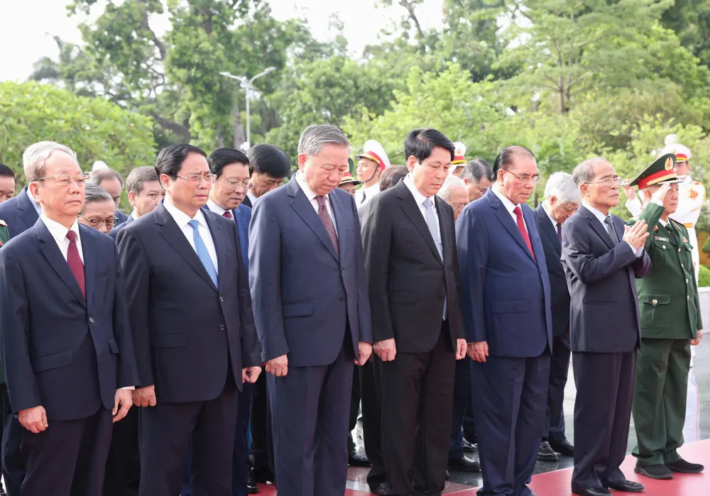 Các đồng chí lãnh đạo, nguyên lãnh đạo Đảng, Nhà nước, MTTQ Việt Nam dâng hương tưởng niệm các Anh hùng liệt sĩ. Ảnh: QUANG PHÚC 3.jpg
