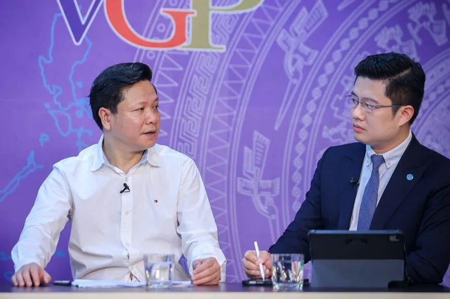 Ông Phan Trung Tuấn, Vụ trưởng Vụ chính quyền địa phương – Bộ Nội vụ (trái) chia sẻ tại tọa đàm Ông Phan Trung Tuấn, Vụ trưởng Vụ chính quyền địa phương – Bộ Nội vụ (trái).jpg