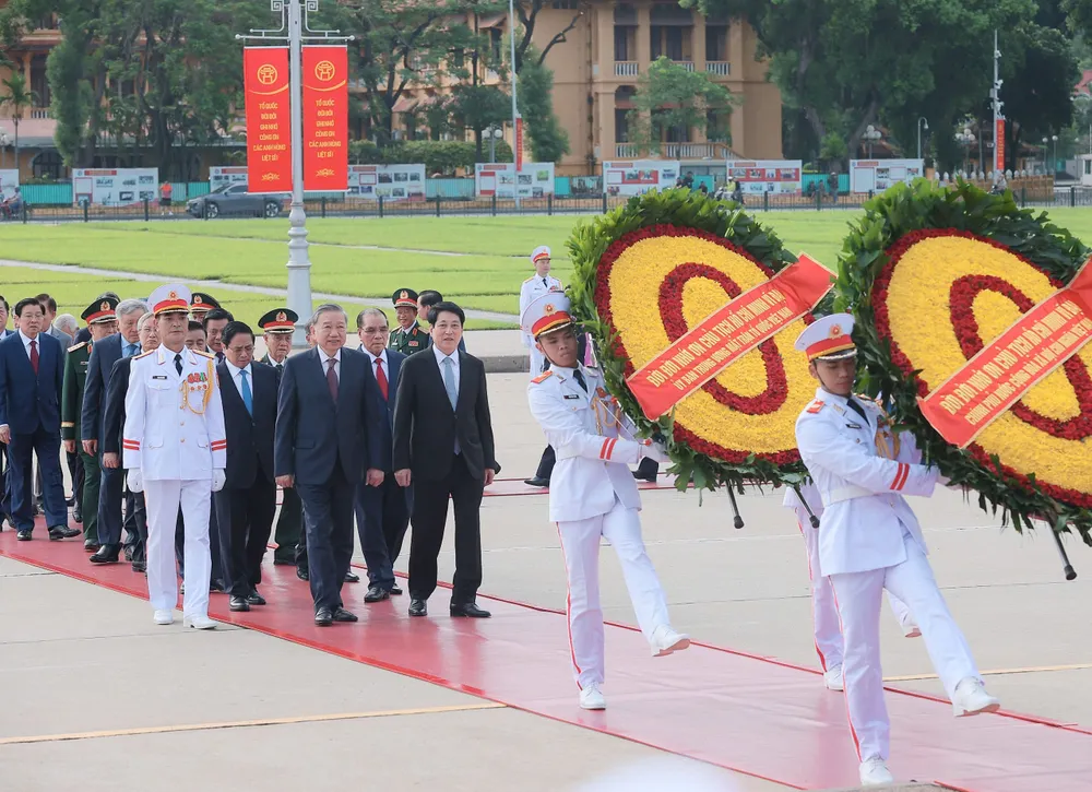Lãnh đạo Đảng, Nhà nước vào Lăng viếng Chủ tịch Hồ Chí Minh, tưởng niệm các anh hùng liệt sĩ. Ảnh: QUANG PHÚC vieengs lawn.jpg