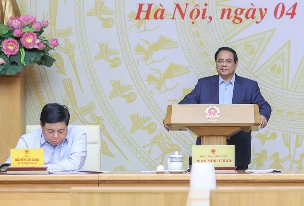 Le Premier ministre Pham Minh Chinh a exigé que d'ici 2027 au plus tard, un certain nombre de puces semi-conductrices nécessaires soient conçues, fabriquées et testées. Photo : VIET CHUNG 1.jpg