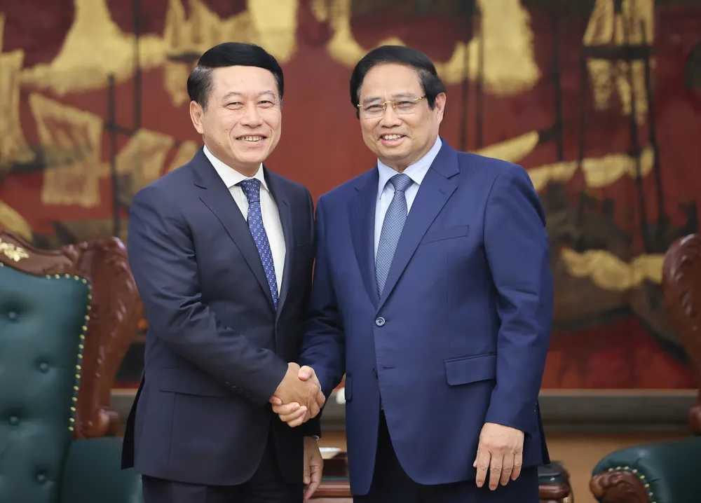 Thủ tướng Phạm Minh Chính và đồng chí Saleumxay Kommasith, Ủy viên Bộ Chính trị, Phó Thủ tướng Chính phủ Lào, Trưởng Ban Cải cách doanh nghiệp Lào. Ảnh: VIẾT CHUNG