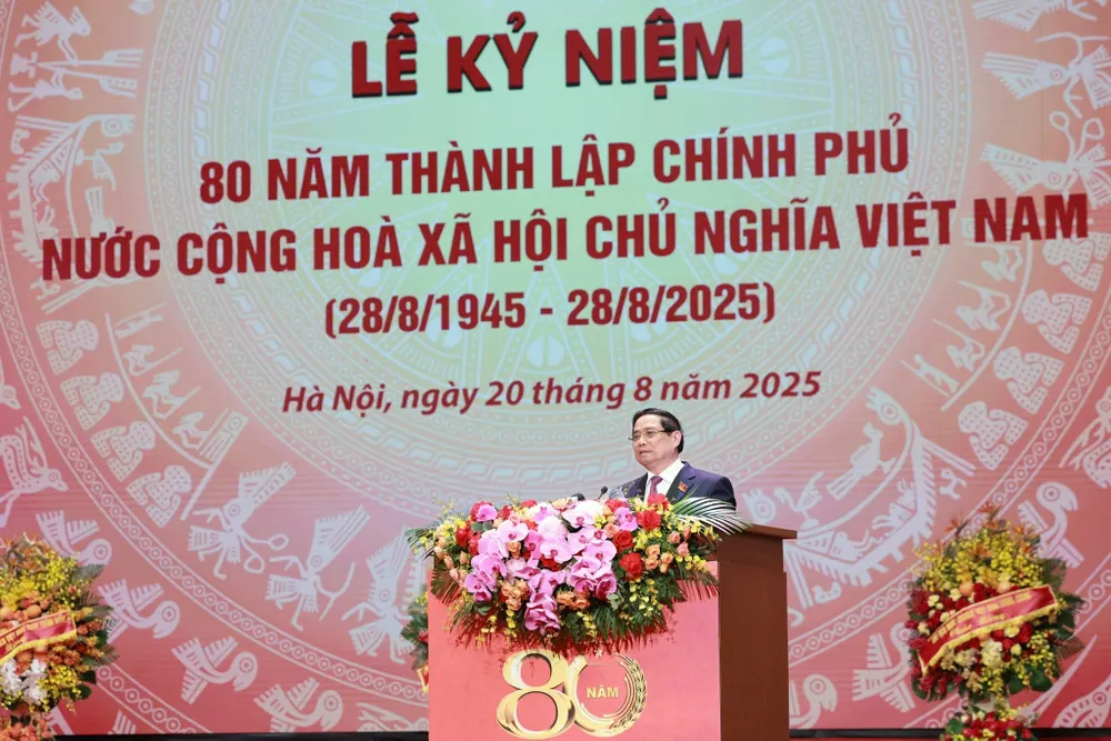 Премьер-министр Фам Минь Чинь выступил с речью на церемонии. Фото: VIET CHUNG Thủ tướng Phạm Minh Chính trình bày diễn văn tại lễ kỷ niệm, sáng 20-8. Ảnh VIẾT CHUNG.jpg