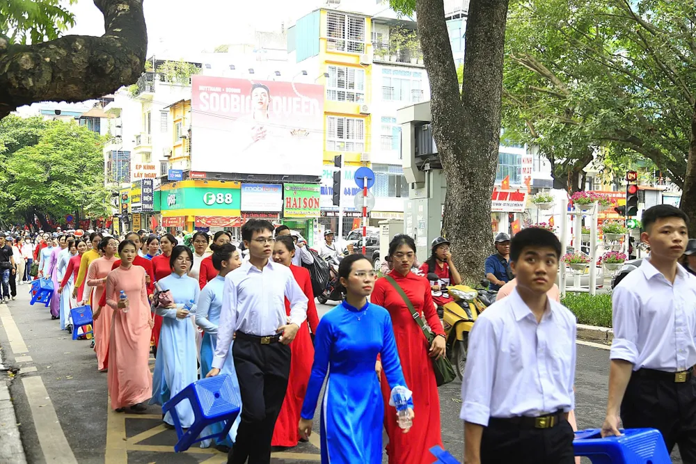 Háo hức, tự hào là những cảm xúc đang bừng cháy tại các tuyến phố trung tâm hướng về Quảng trường Ba Đình. Ảnh: HÀ NGUYỄN 7.jpg