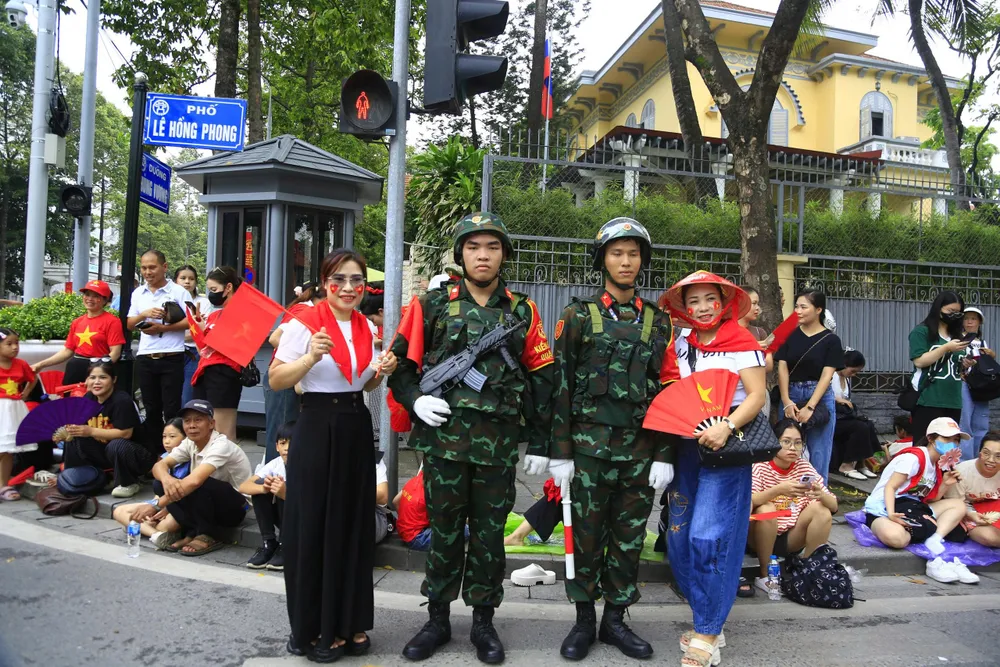 Người dân giao lưu với các chiến sĩ, háo hức chờ xem hợp luyện. Ảnh: HÀ NGUYỄN Người dân giao lưu với các chiến sĩ, háo hức chờ xem hợp luyện. Ảnh HÀ NGUYỄN.jpg