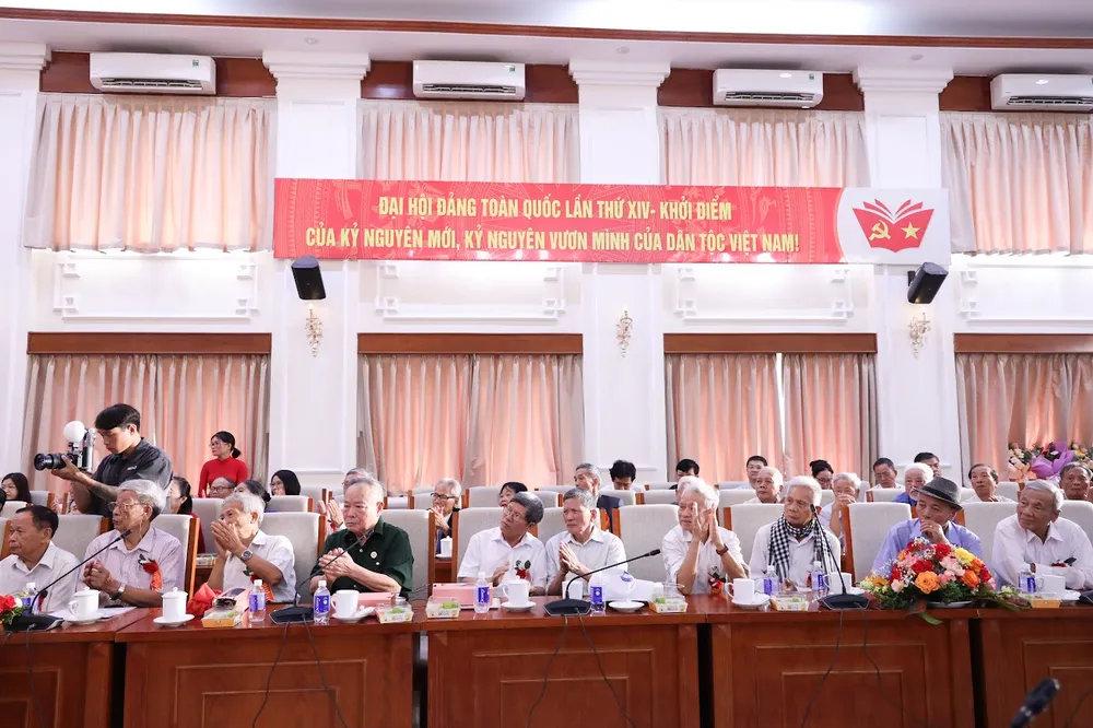 Các nhà giáo lão thành tham dự cuộc gặp mặt tri ân 1.jpg